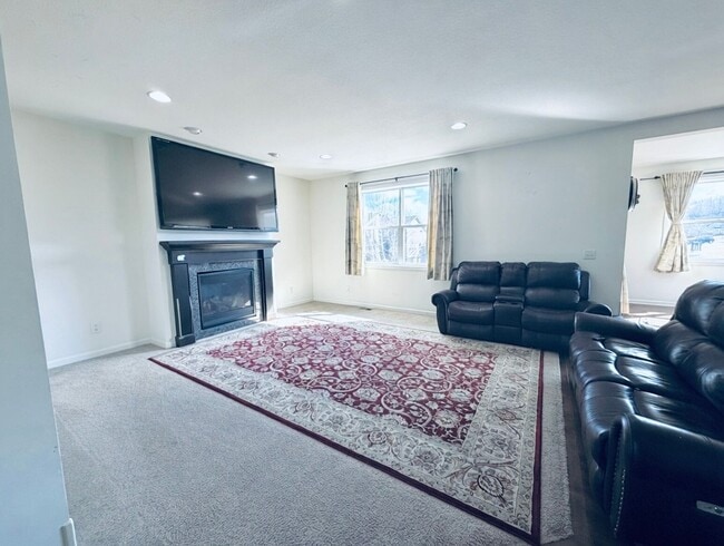 Building Photo - Beautiful 4 Bedroom Single Family Home in Prime Shakopee Neighborhood