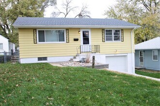 Building Photo - 3 Bedroom / 2 Bath Home AVAILABLE NOW!