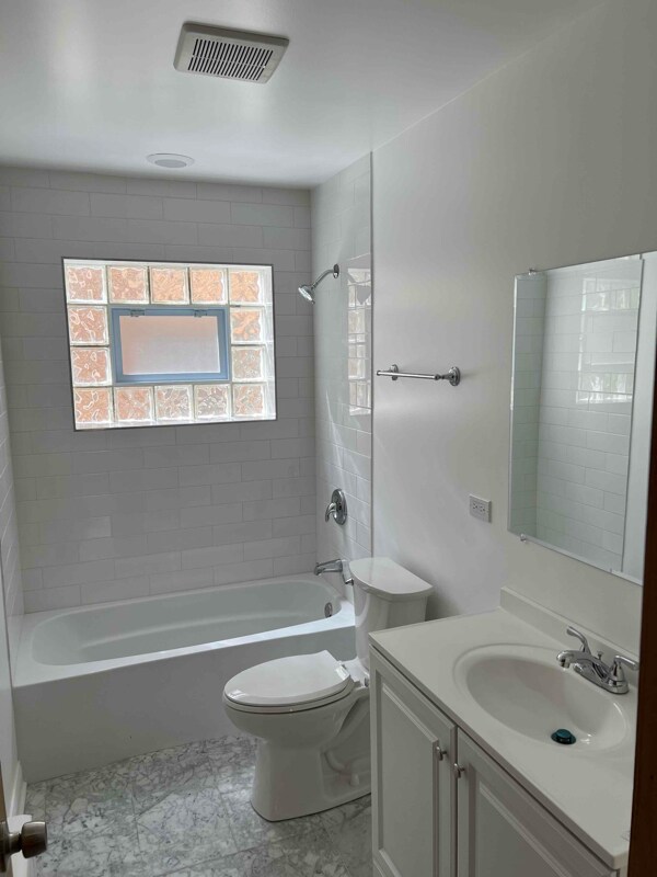 Building Photo - 5807 W Addison St