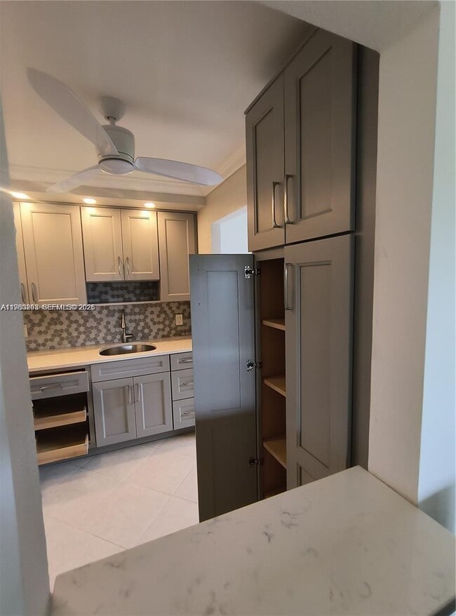 Building Photo - 662 North Dr