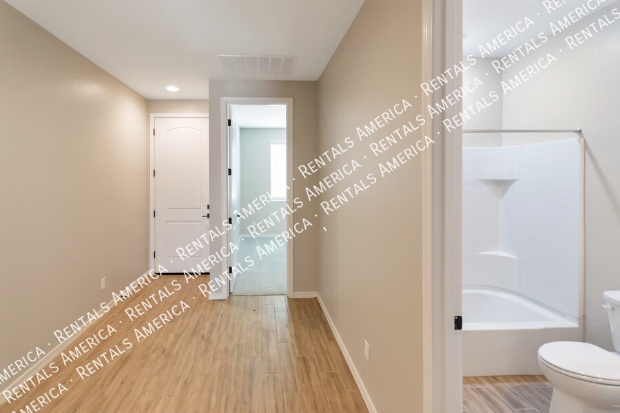 Building Photo - 36033 W San Clemente Ave