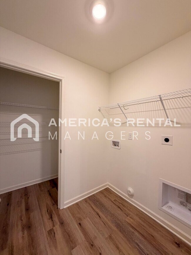 Building Photo - Available NOW! Spacious 5-Bedroom Single Level Home!