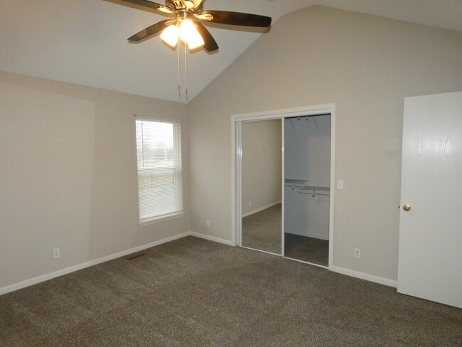 Building Photo - 10615 N Locust Ct