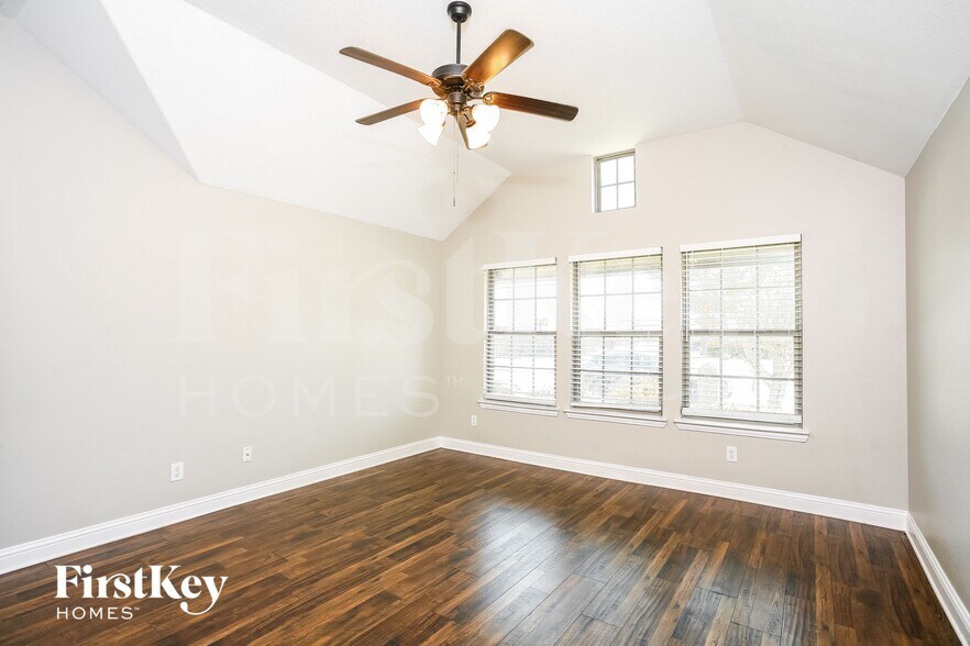 Building Photo - 1108 Colonial Dr