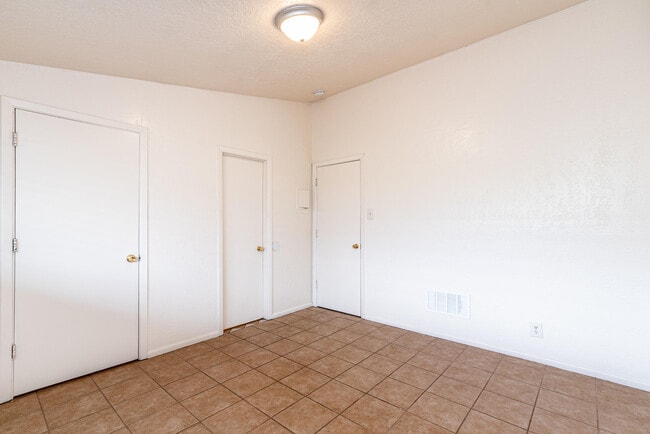 Building Photo - 206 Princeton Dr SE