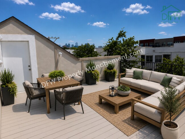 Building Photo - Luxury Renovated Townhome with Rooftop Skyline Views | Walk to Restaurants, Parks & More