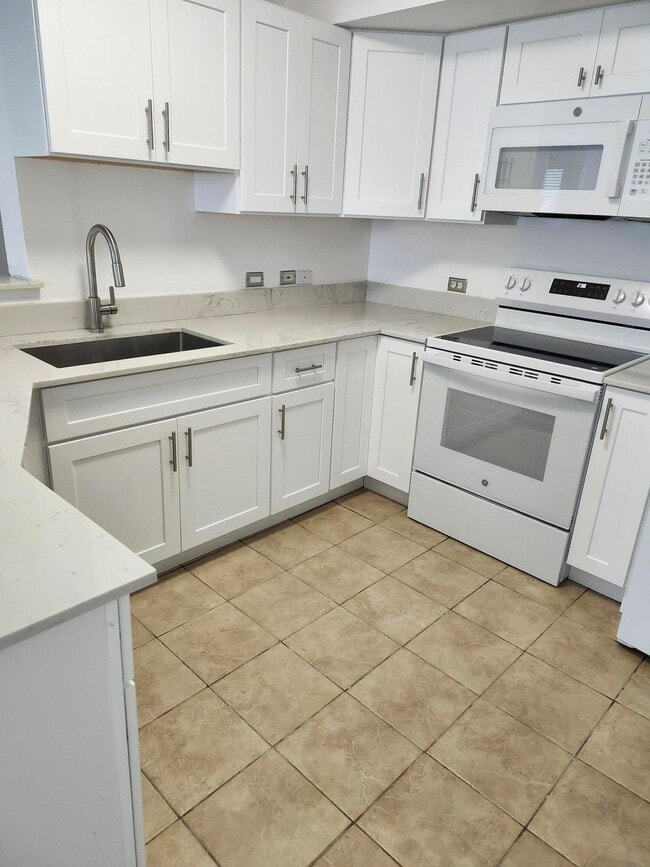 Building Photo - 802 Villa Cir