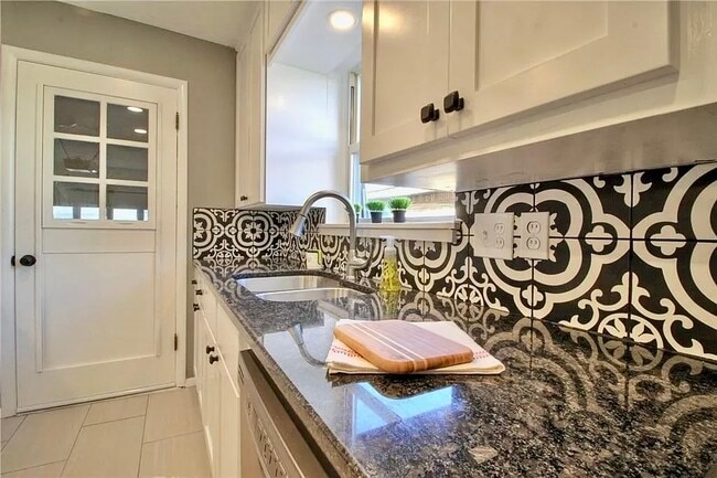 Building Photo - 10616 Greystone Ave