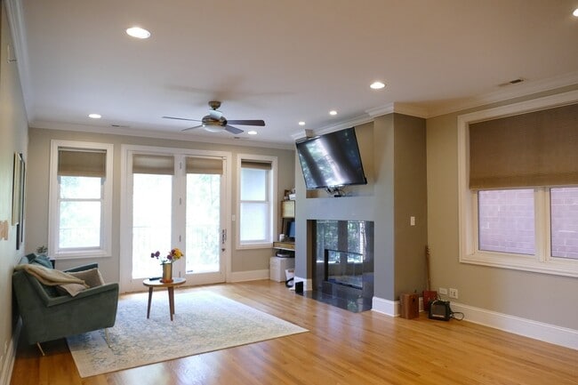 Building Photo - 3024 N Sheffield Ave