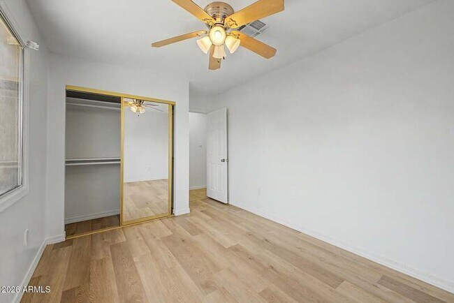 Building Photo - 2601 E Dahlia Dr