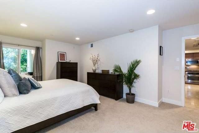 Master bedroom - 1951 N Beachwood Dr