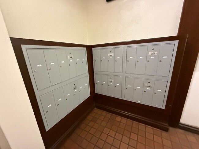 Building Photo - Upgraded 1 Bedroom, 1 Bath, 1 Parking, Con...