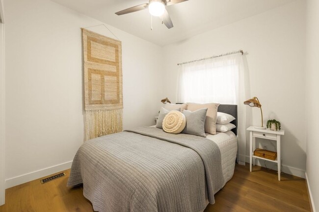 Building Photo - Downtown Craftsman