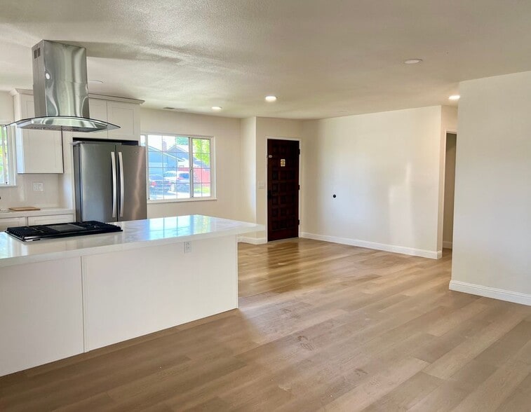 Building Photo - 618 Madsen Dr