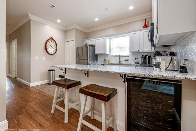 Building Photo - Remodeled 2 Bedroom Duplex with Fenced Yar...