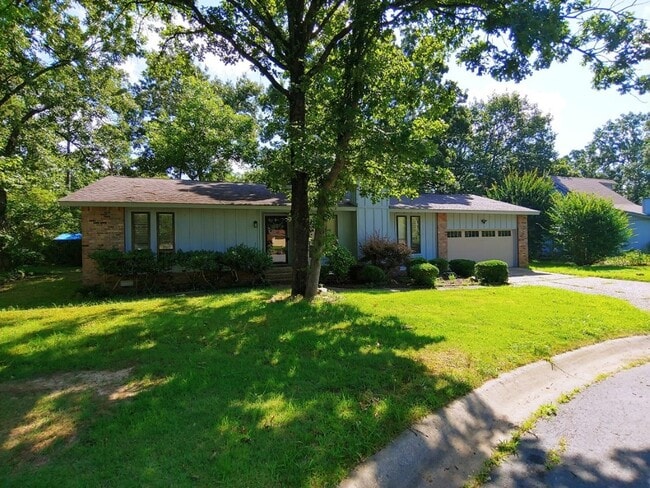 Primary Photo - 5 Hickory Ln