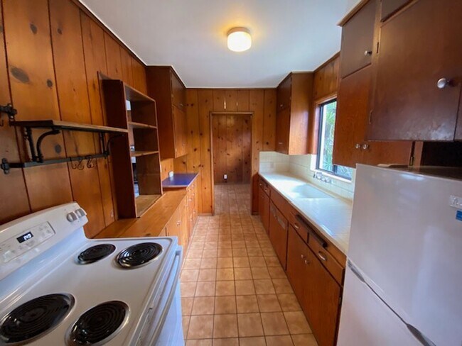 Building Photo - Beach Tract Cottage!