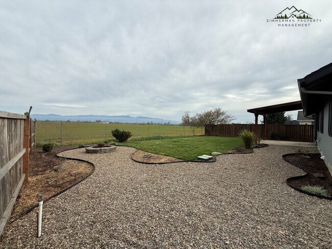 Building Photo - 3-bedroom, 2-bathroom home located in the heart of Harrisburg