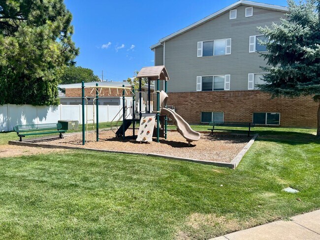 Building Photo - Cozy 3B/1 Bath Apartment in Millcreek- more pics soon!