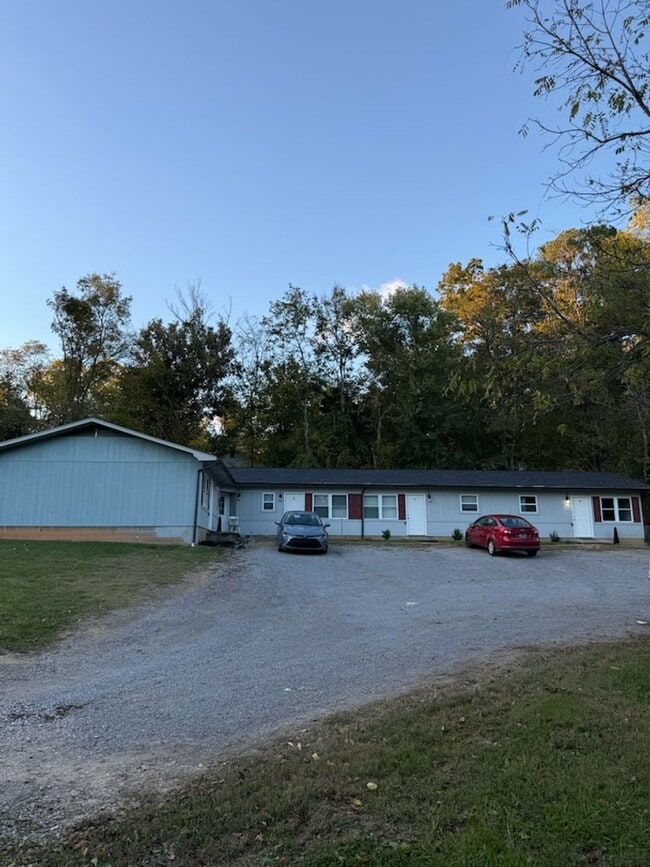 Building Photo - Maynardville 37807 - 2 bedroom, 1 bath apartment water included - Contact Lisa Vineyard and Shann...