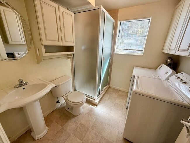 Building Photo - Gorgeous 4 Bed, 2 Bath Home in Central For...