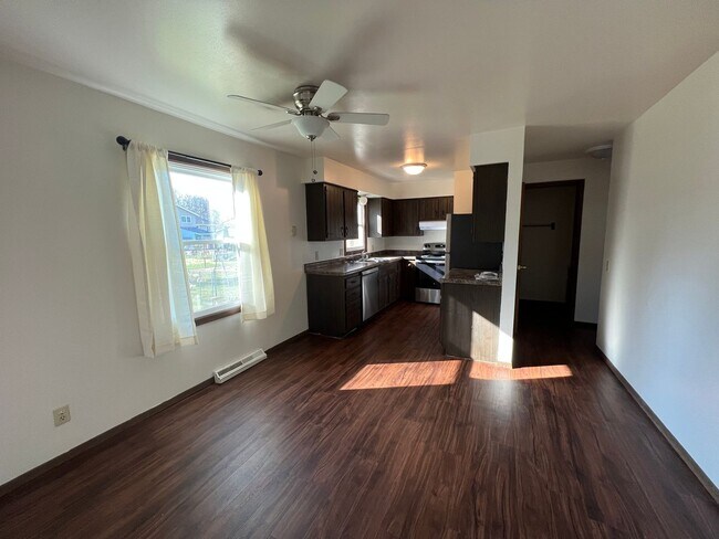 Building Photo - Trafalger Place Duplex