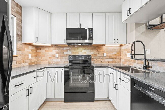 Building Photo - 2578 E Nichols Cir