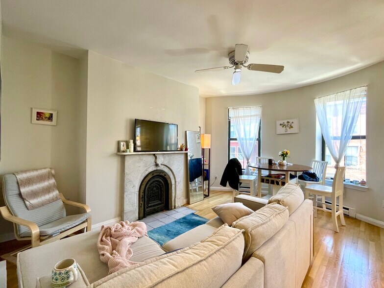 Building Photo - 33 Hanson St