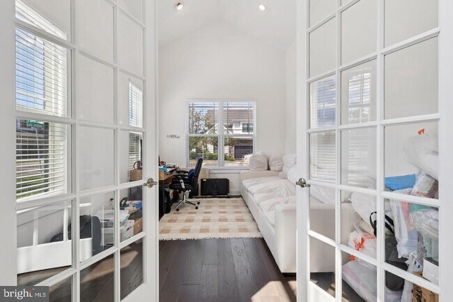 Building Photo - 2 Dogleg Ln