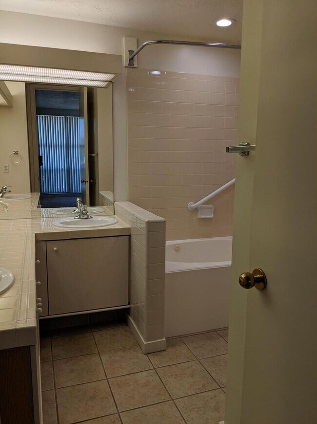 Building Photo - La Mirage 1 bedroom Condo