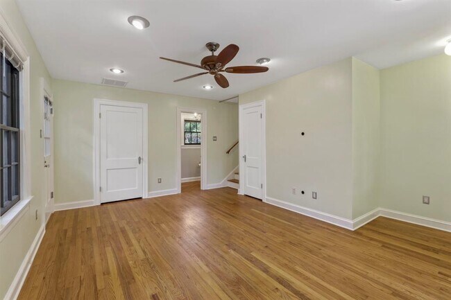 Building Photo - 307 Circle Dr