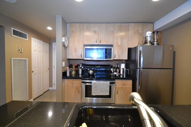 Building Photo - 2600 2nd Ave