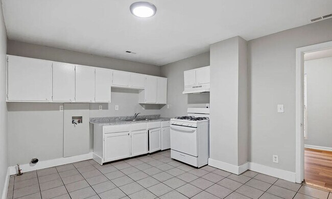 Building Photo - STUNNING! Three bedroom house!
