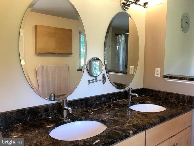 Building Photo - 11120 Lake Breeze Dr