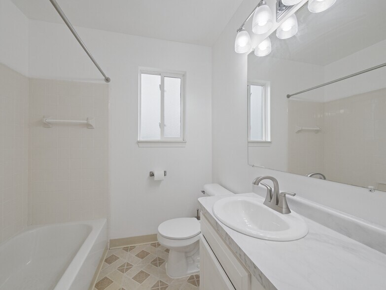 First floor bathroom - 8204 Toepfer Rd