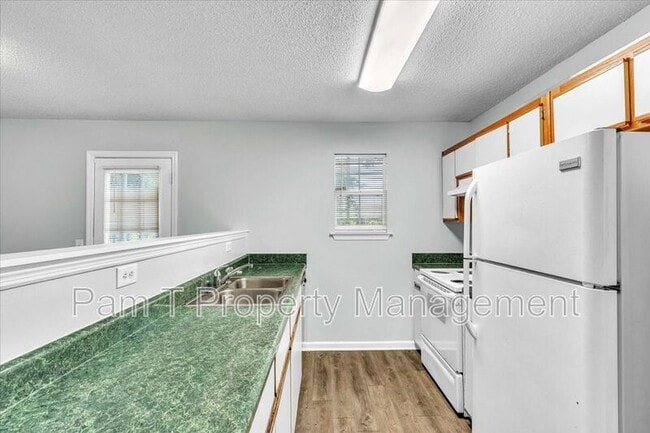 Building Photo - 215 Laurelwood Dr