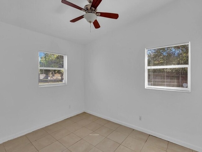 Building Photo - 703 5th Pl SW