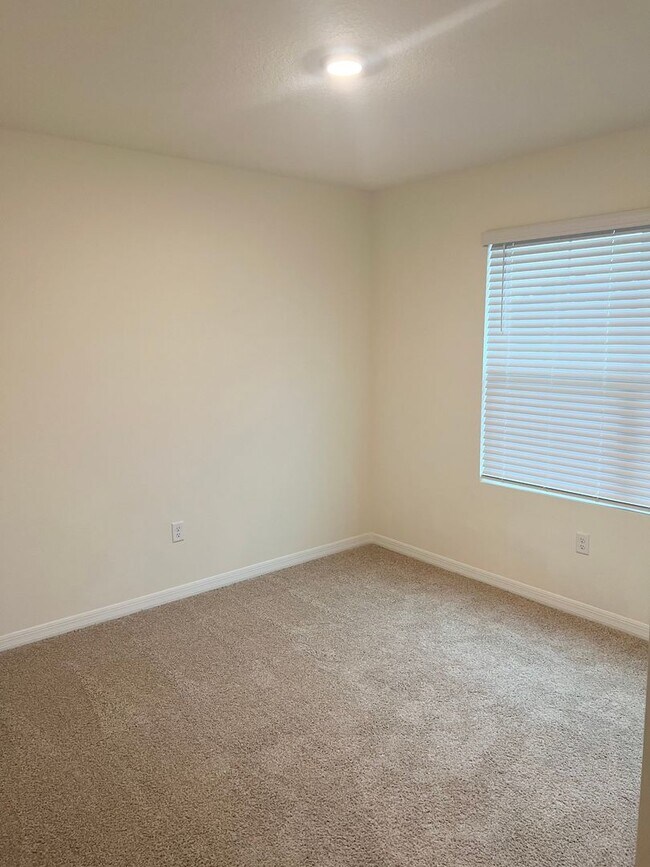 Building Photo - 4 BEDROOM 2 BATHROOM HOUSE FOR RENT