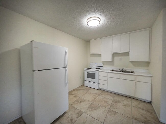 Building Photo - 1 bed and 1 bath located in Henderson!