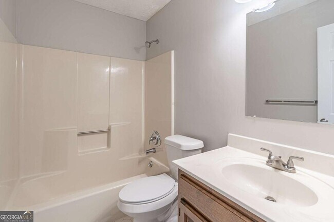 Building Photo - 736 Singley Dr