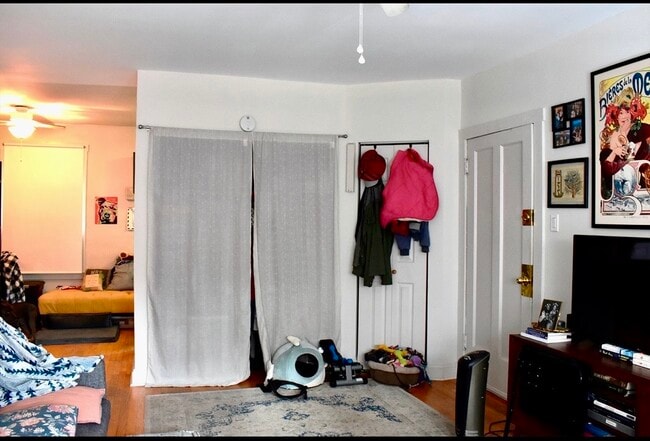 Building Photo - 3843 N Greenview Ave