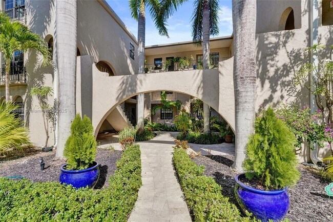 Building Photo - 815 NE 28th St