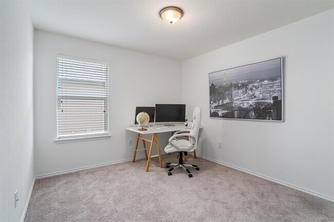 Building Photo - 2000 Prickly Pear Dr
