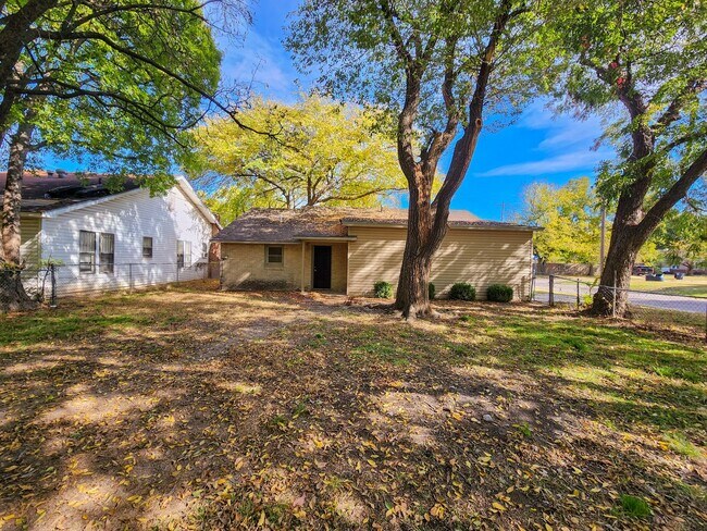 Building Photo - Newly Renovated 3 bedroom 1 bath home in Shawnee