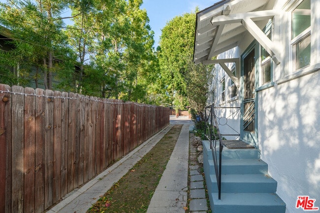 Building Photo - 4316 Kingswell Ave