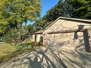Building Photo - Large 4 bedroom ranch in Forest Hills