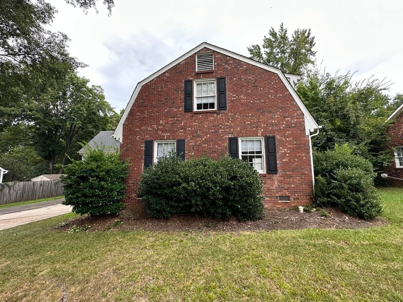 Building Photo - 1701 Bonnie Ln