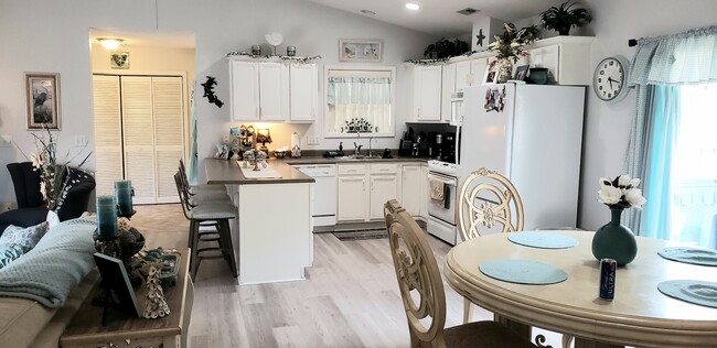 Kitchen w/eat-in counter top - 307 Halyard Ct