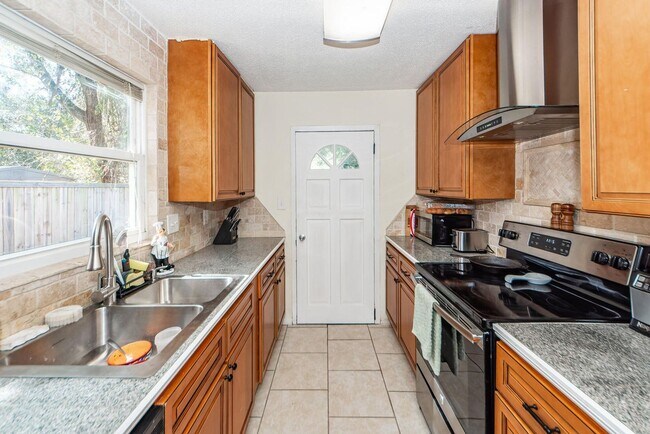 Building Photo - Comfortable Home Minutes from Park Circle