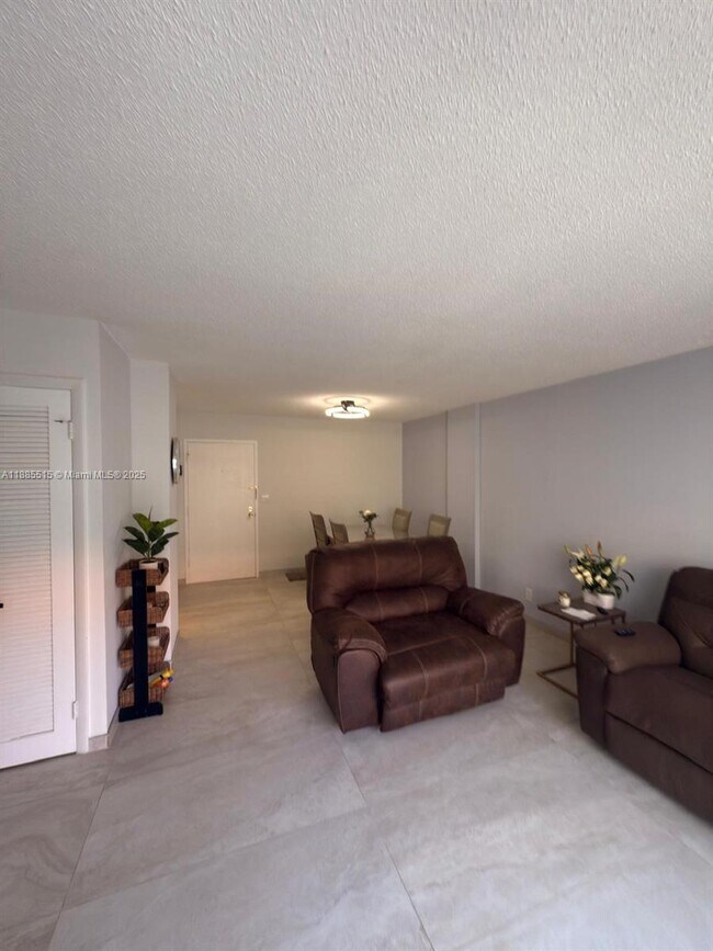 Building Photo - 3113 S Ocean Dr